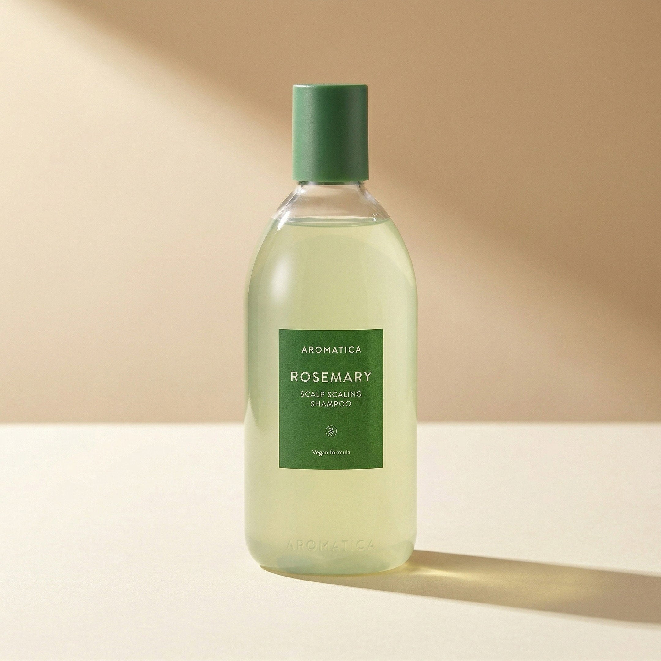 Aromatica — Rosemary Scalp Scaling Shampoo 400ml — editorial — fundo bege