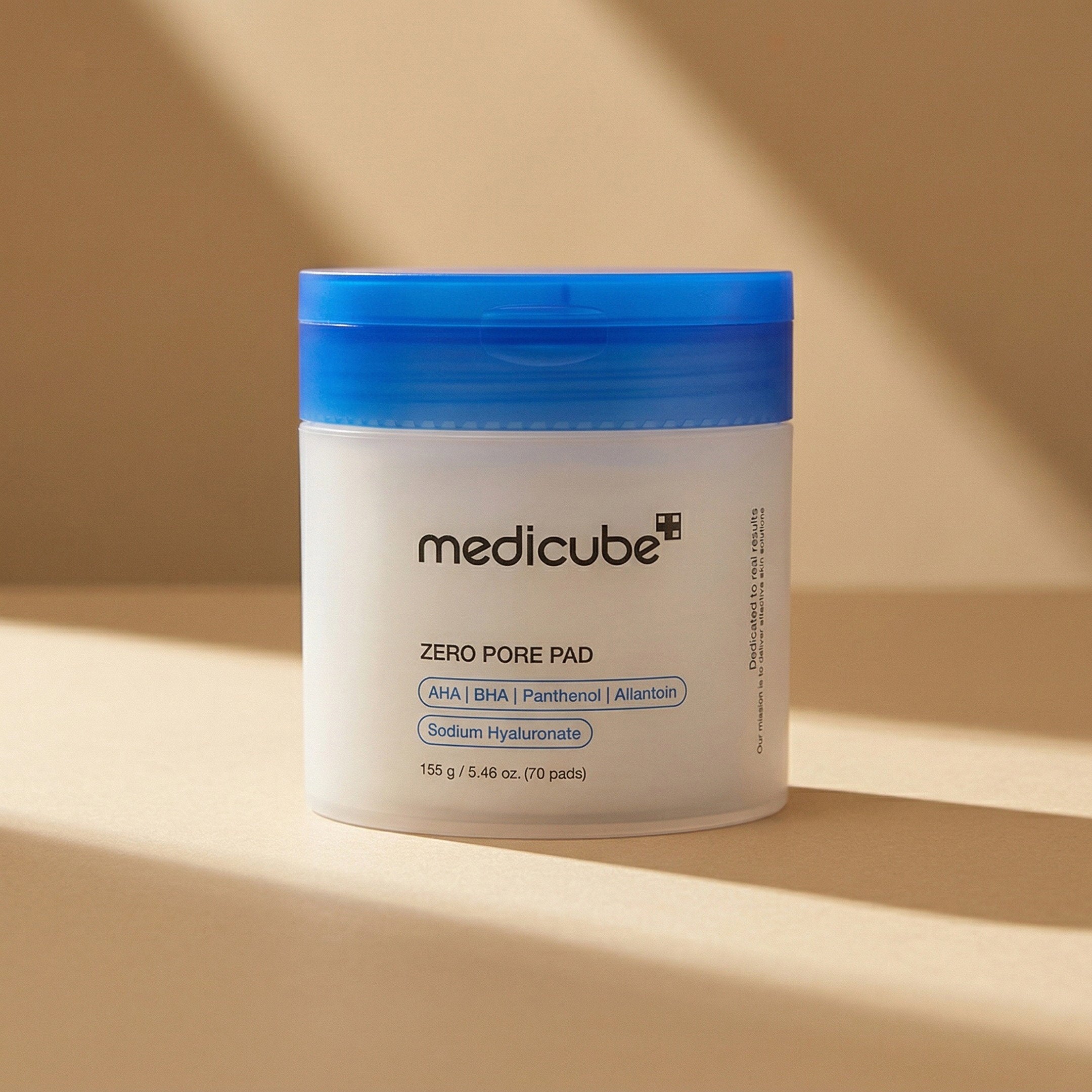Medicube — Zero Pore Pad 2.0 — editorial — fundo bege