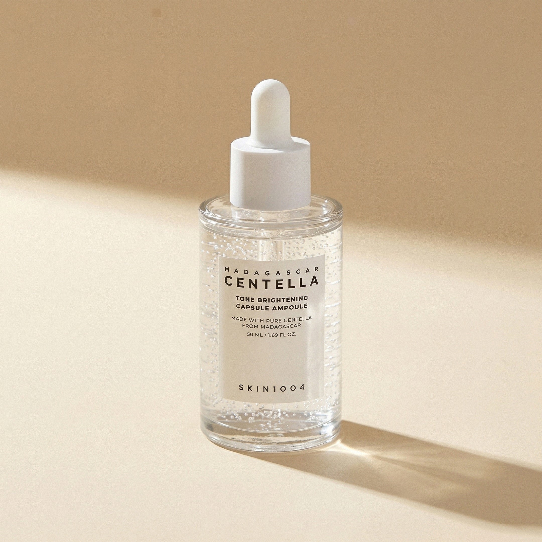 Skin1004 — Madagascar Centella Tone Brightening Capsule Ampoule 50ml — editorial — fundo bege