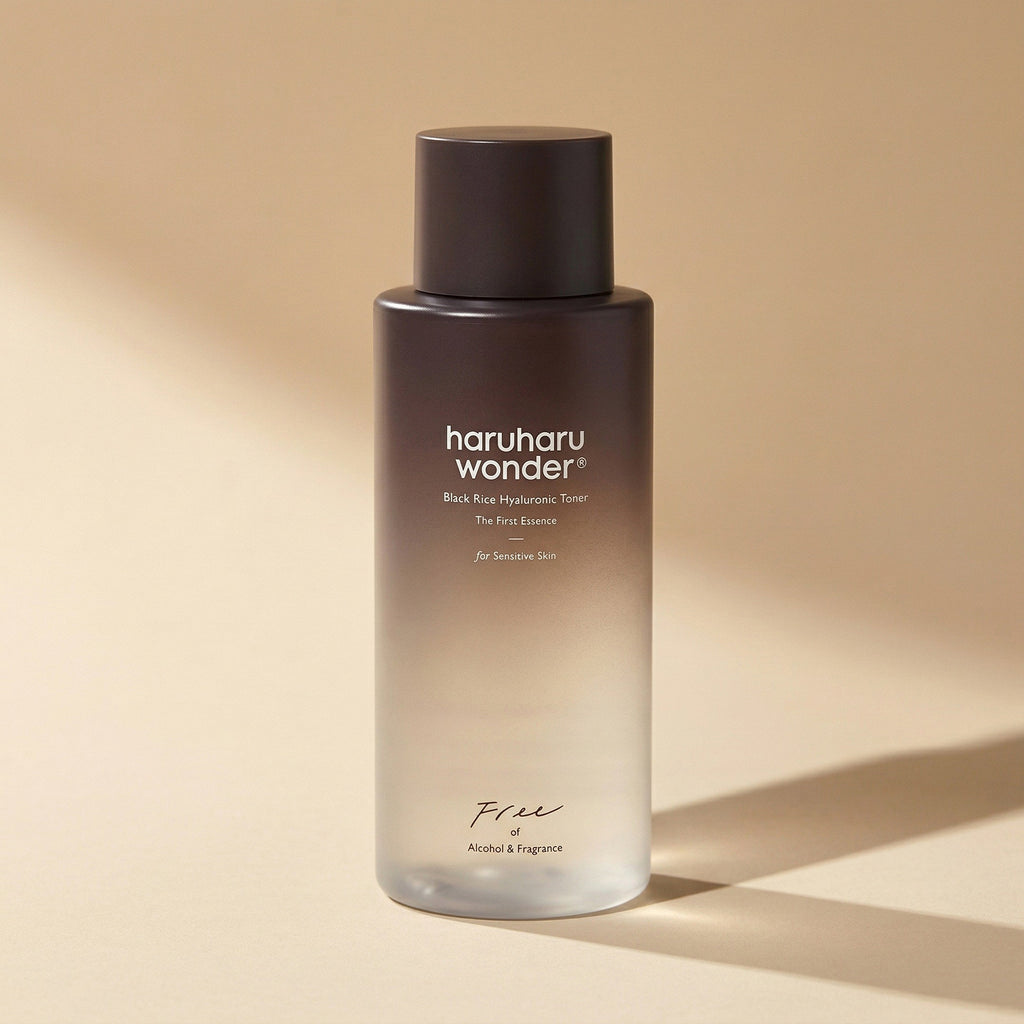 Haruharu Wonder — Black Rice Hyaluronic Toner 150ml — editorial — fundo bege