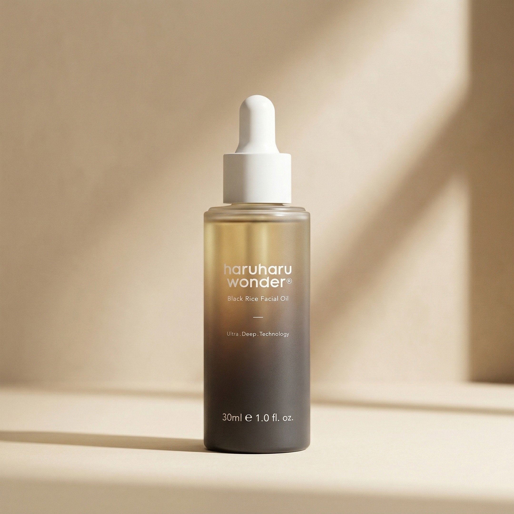 Haruharu Wonder — Black Rice Facial Oil 30ml — editorial — fundo bege