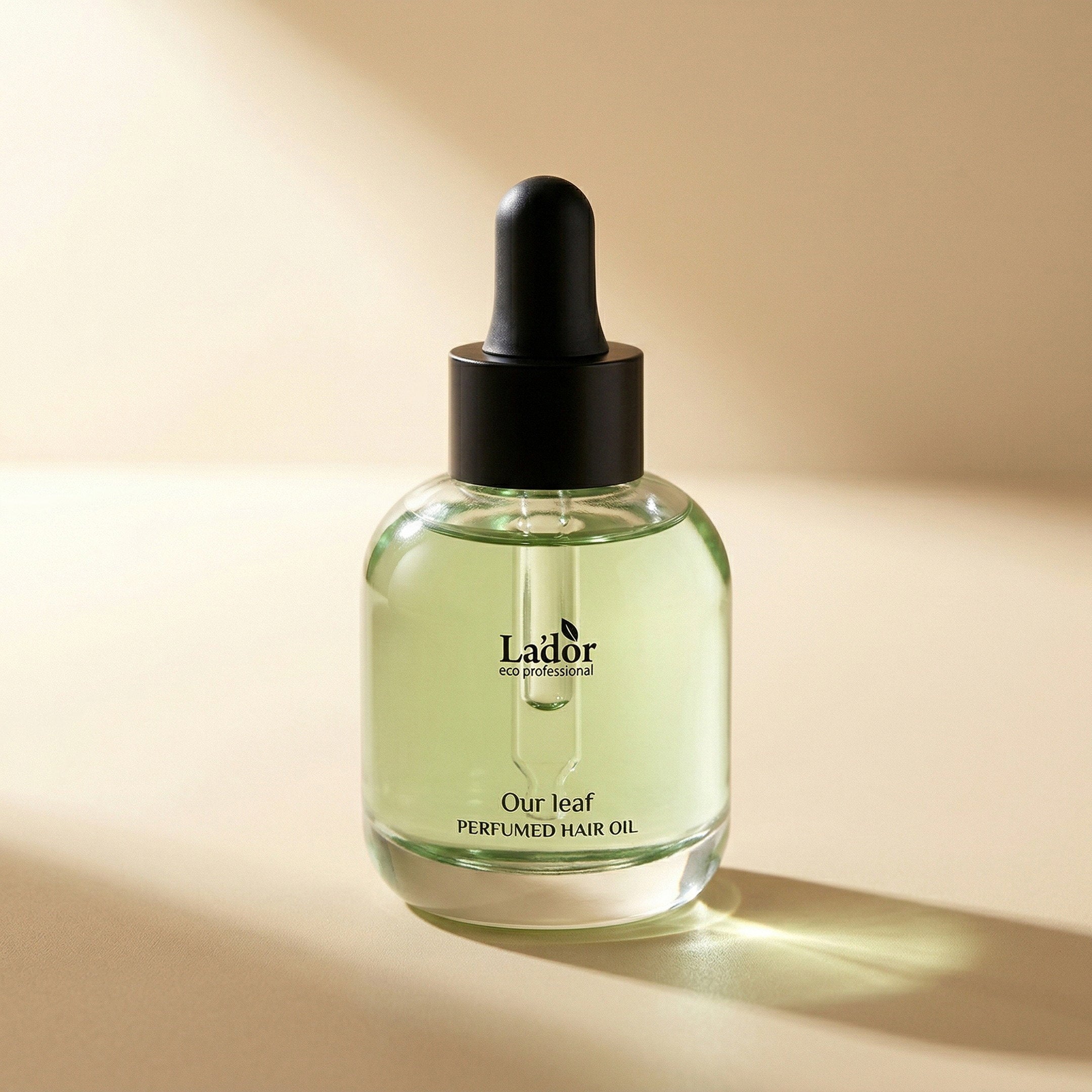 Lador — Perfumed Hair Oil Our Leaf 30ml — editorial — fundo bege