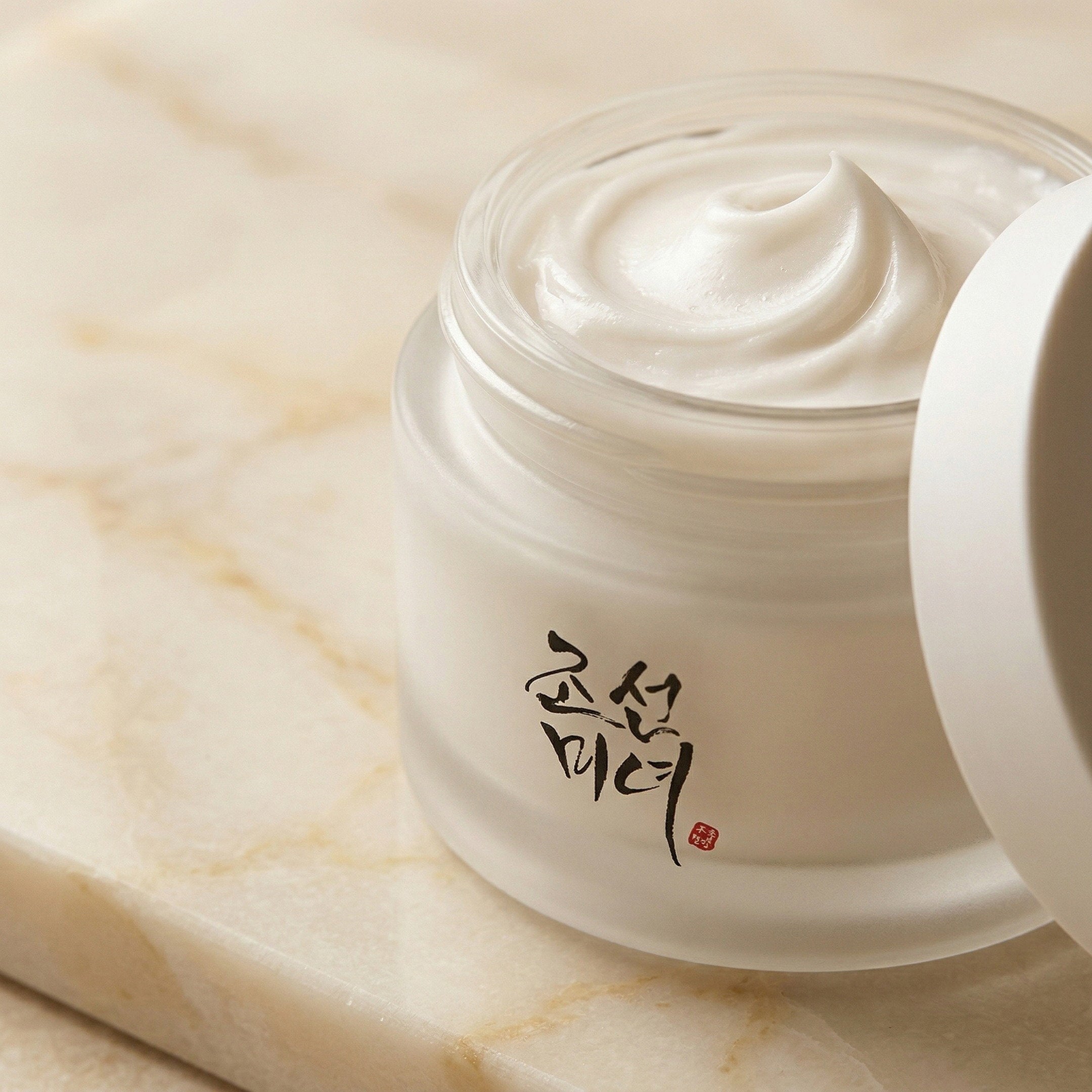 Beauty of Joseon — Dynasty Cream 50ml — editorial — fundo bege