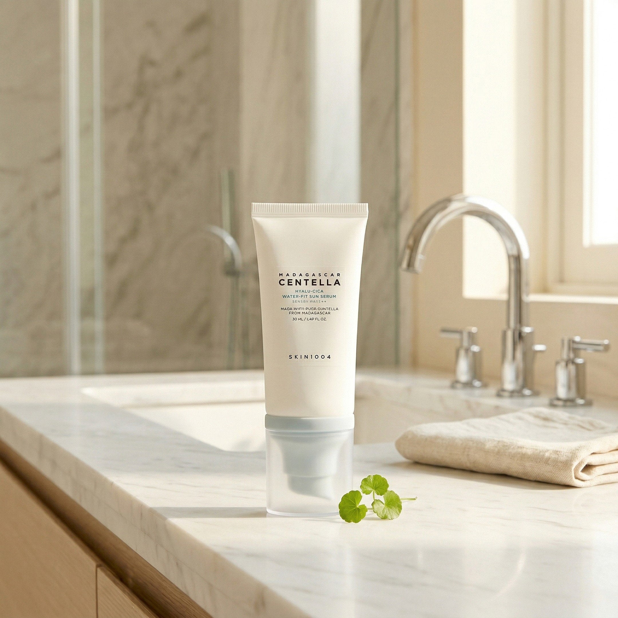 Skin1004 — Madagascar Centella Hyalu-Cica Water-Fit Sun Serum SPF50+ PA++++ 50ml — contexto de ritual de skincare