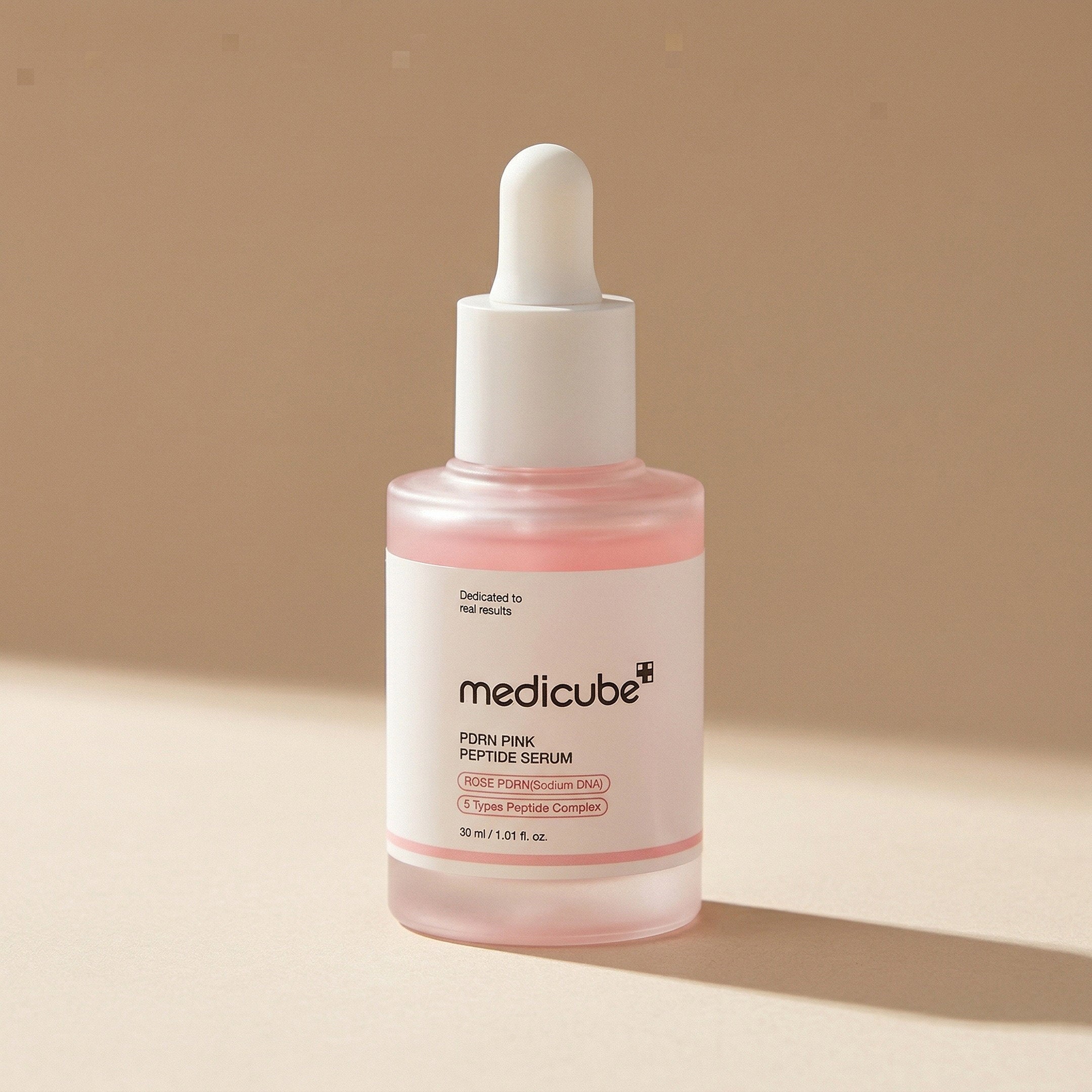 Medicube — PDRN Pink Peptide Serum 30ml — editorial — fundo bege